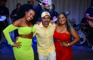 Com Lór no vocal, ex Bbb Sol e Cida comemoram sucesso de evento de Rodrigo Oliver — Foto: Dilson Silva/AgNews