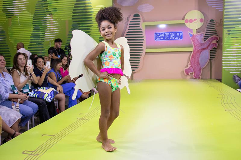 Everly Copy Rafa Brites esbanja simpatia em desfile de moda em São Paulo